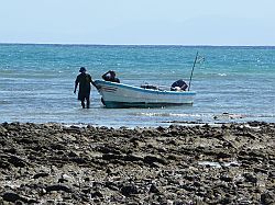 Cabuya fishermen anchoring boat